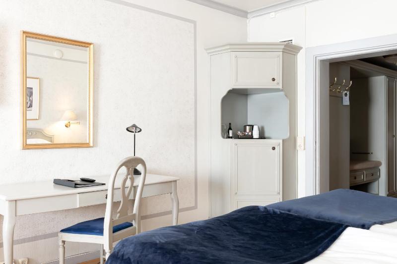 Standard Twin Room image 2