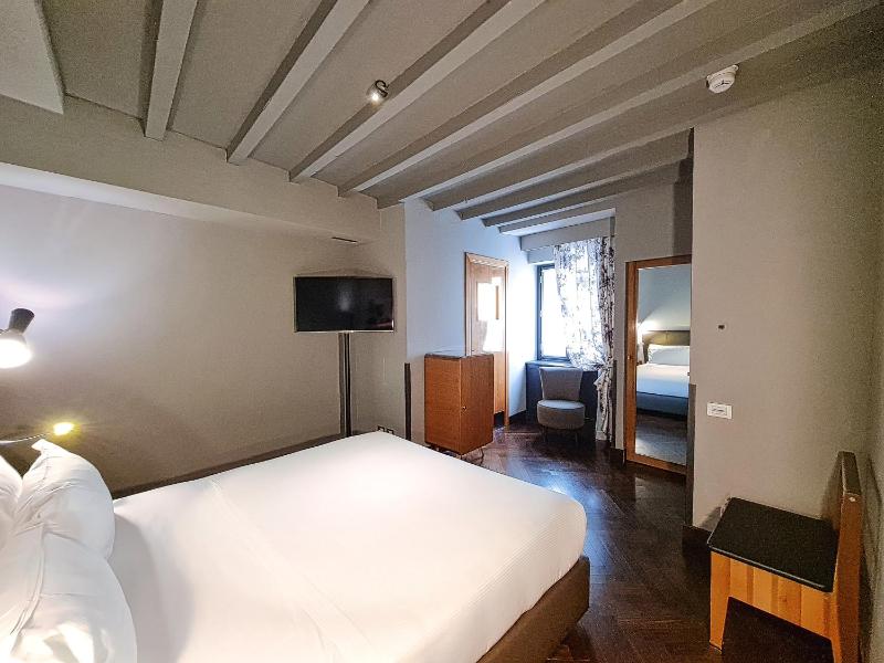 Classic Double Room image 4