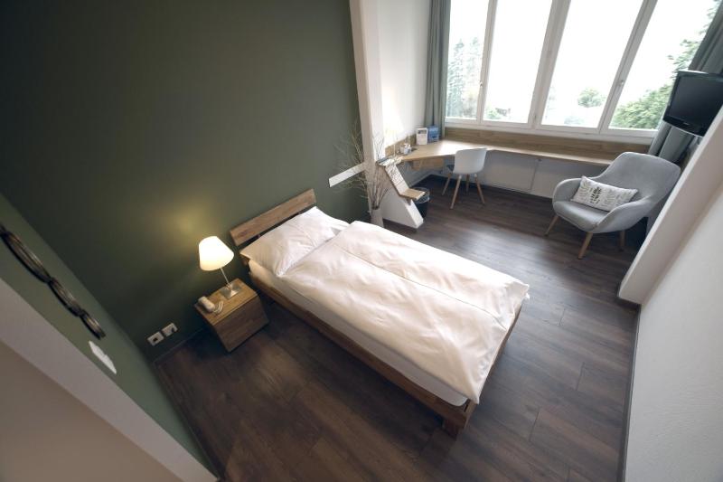 Single Room with Lake View image 1