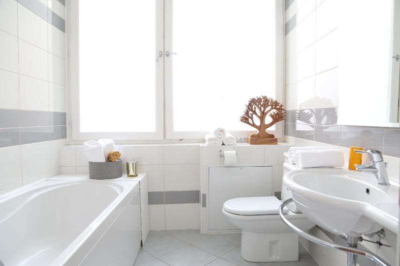 Three-Bedroom Apartment with Balcony - Bogoviceva 1 Street image 4