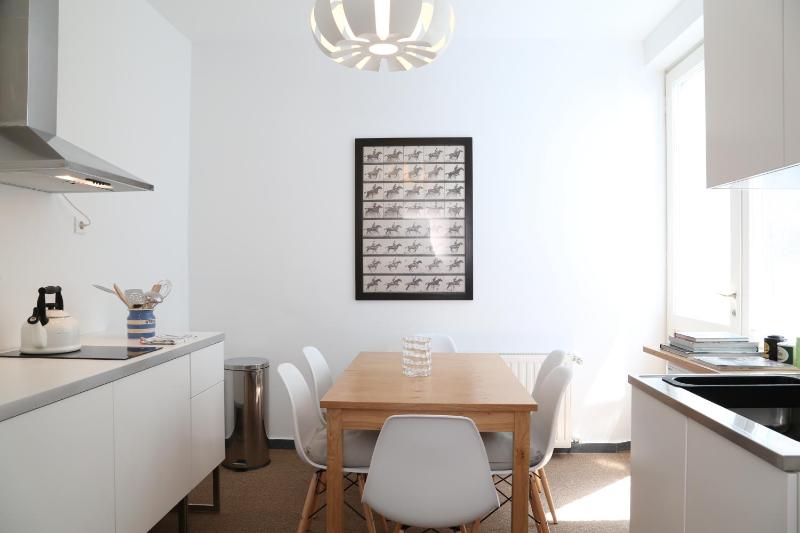 Three-Bedroom Apartment with Balcony - Bogoviceva 1 Street image 2
