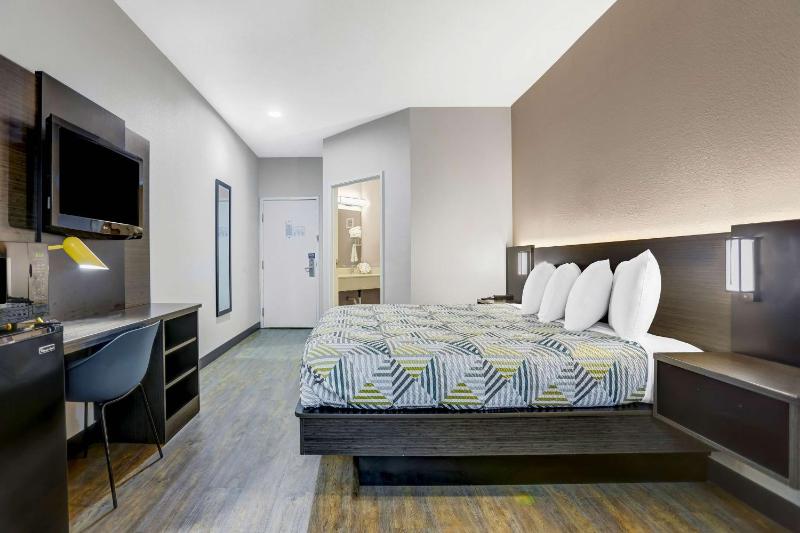 Deluxe King Room image 2
