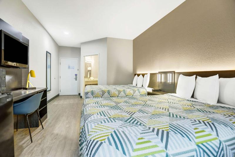 Queen Room with Two Queen Beds - Non-Smoking image 3