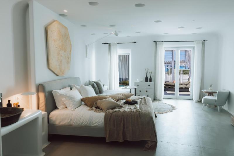 Blanc Pool Suite image 3