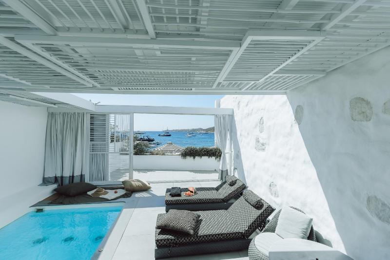 Blanc Pool Suite image 2