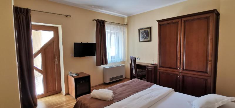 Superior King Room image 3