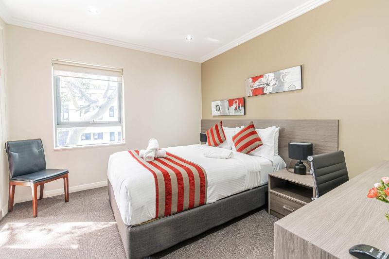 Deluxe Queen Room image 1