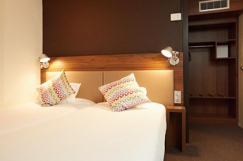 Twin Room with 2 Single Beds image 4