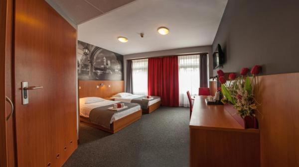 Standard Twin Room image 1