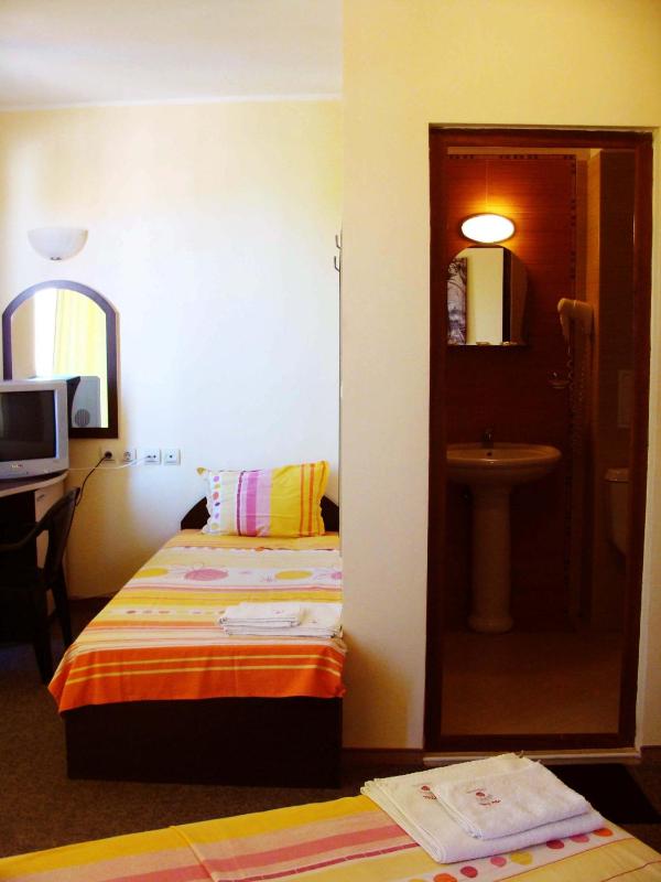 Family Room (3 Adults + 1 Child) - Free Parking image 4