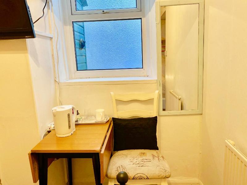 Budget Single Room image 3