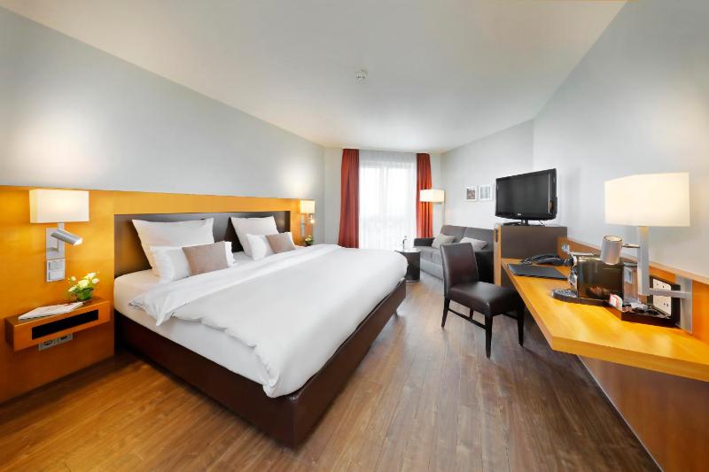 Deluxe King Room image 1