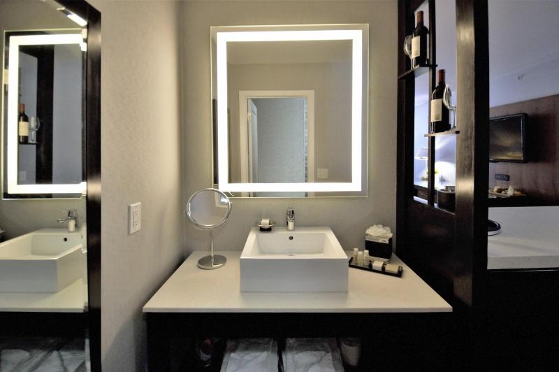 Standard Queen Room with Two Queen Beds image 4