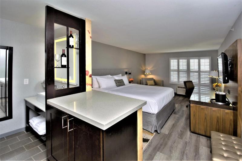 Standard King Room image 4