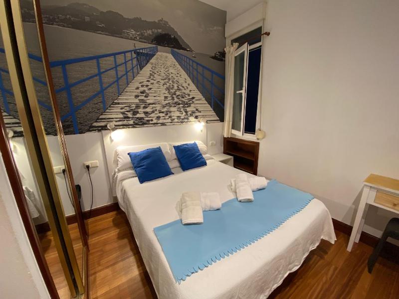 Small Double Room image 1