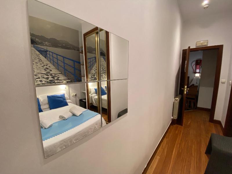 Small Double Room image 4