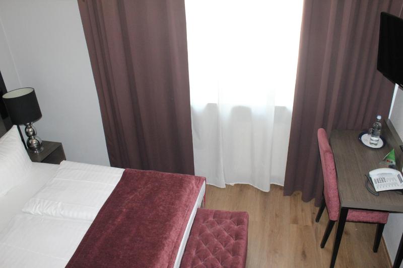 Economy Double Room image 4