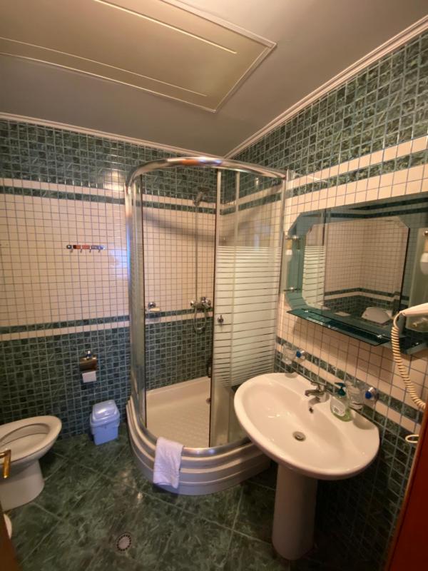 Executive Queen Room with Two Queen Beds image 2