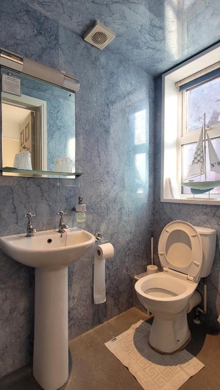 Twin Room with Private Bathroom image 2