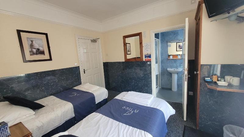 Twin Room with Private Bathroom image 1