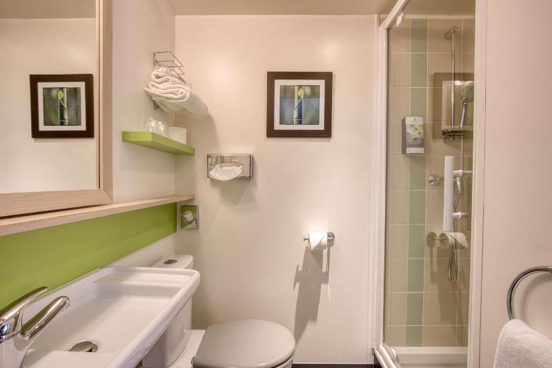 Standard Twin Room image 4