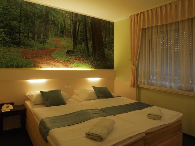 Double Room image 4