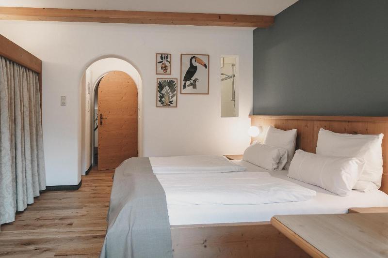 Classic Double Room with Extra Bed image 1