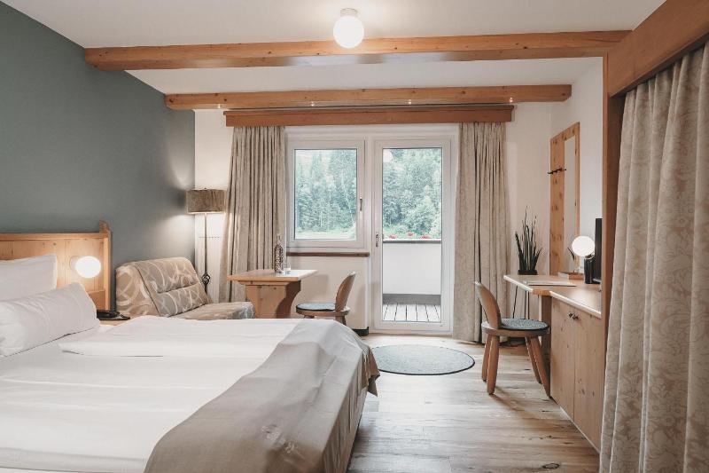 Classic Double Room with Extra Bed image 3