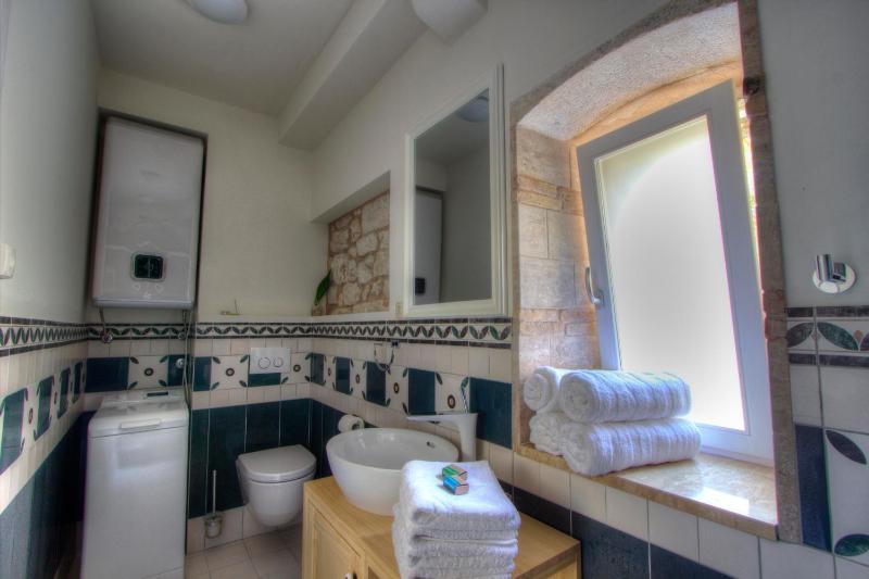 One-Bedroom Apartment - 7 Don Ive Prodana  image 3