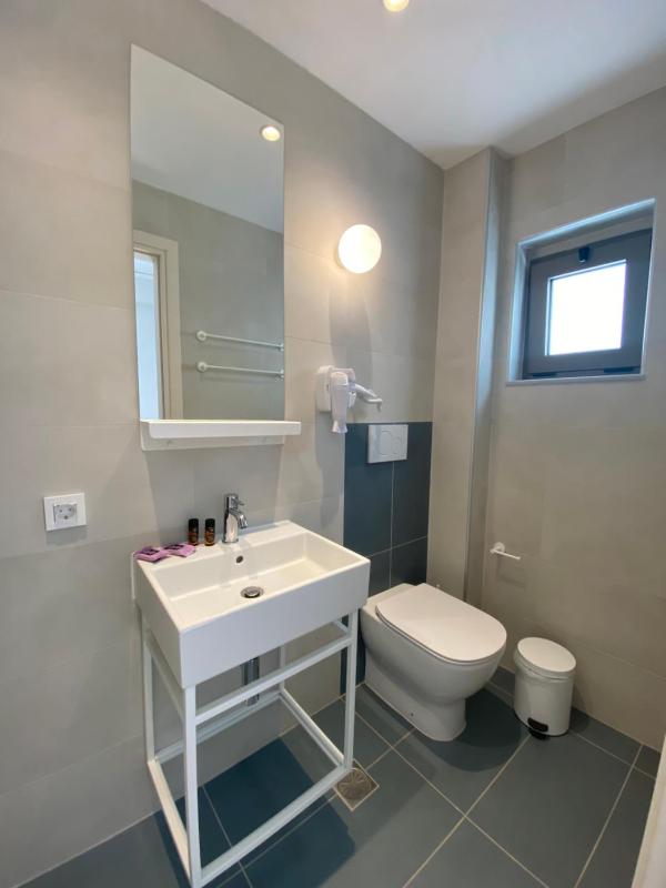 Single Room with City View image 4
