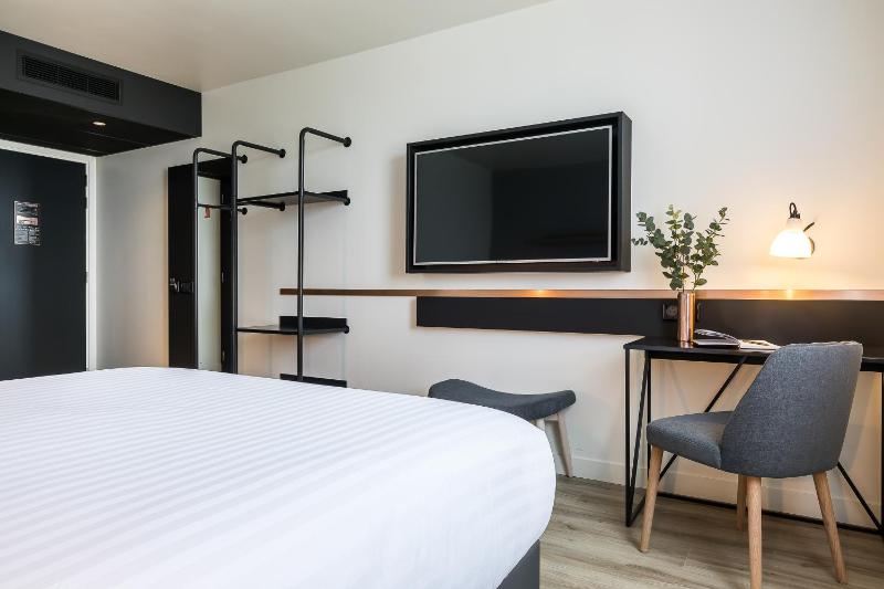 Family Room with One Double Bed and One Single Bed image 2