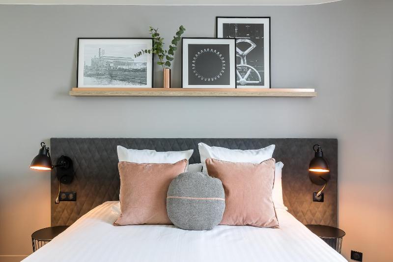 Family Room with One Double Bed and One Single Bed image 3