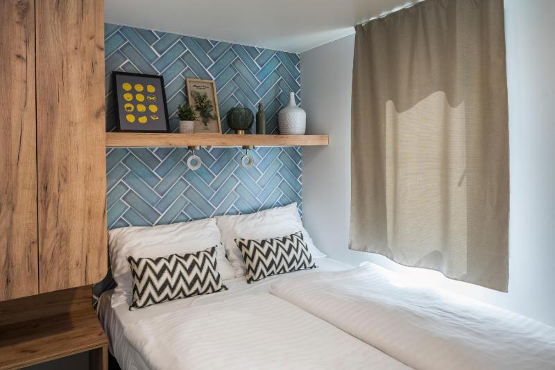 Deluxe Three-Bedroom Mobile Home with Terrace image 4