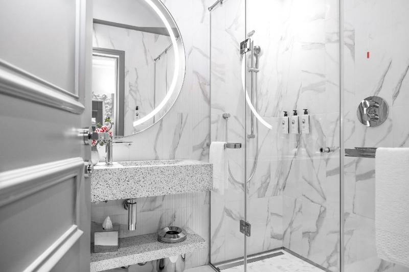 Deluxe Suite image 4