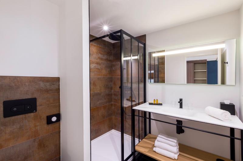 Superior King Room image 3