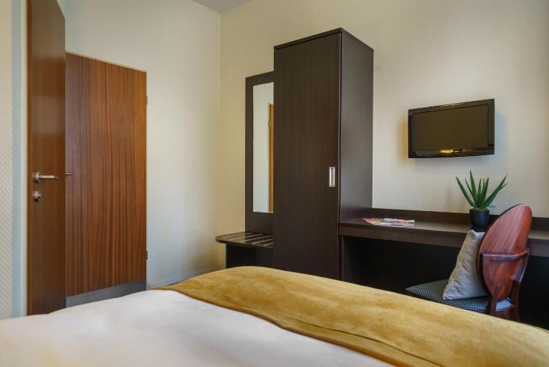 Small Double Room with Queen-size bed image 4