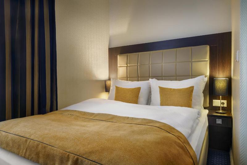 Small Double Room with Queen-size bed image 3