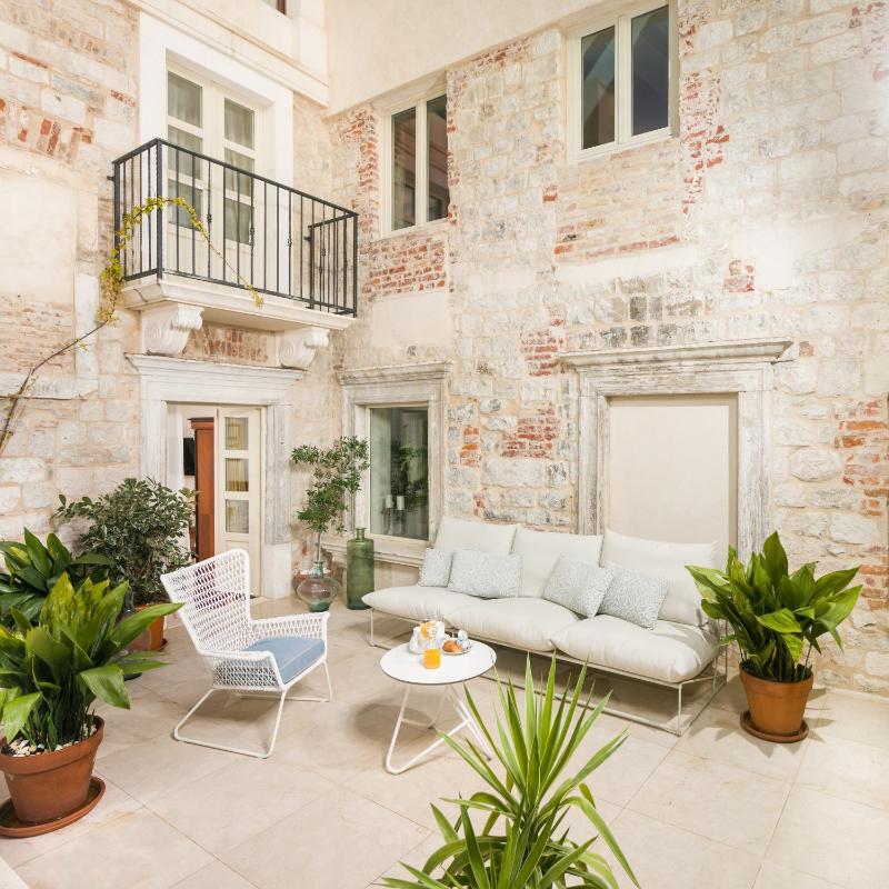 Deluxe Double Room with Balcony image 3