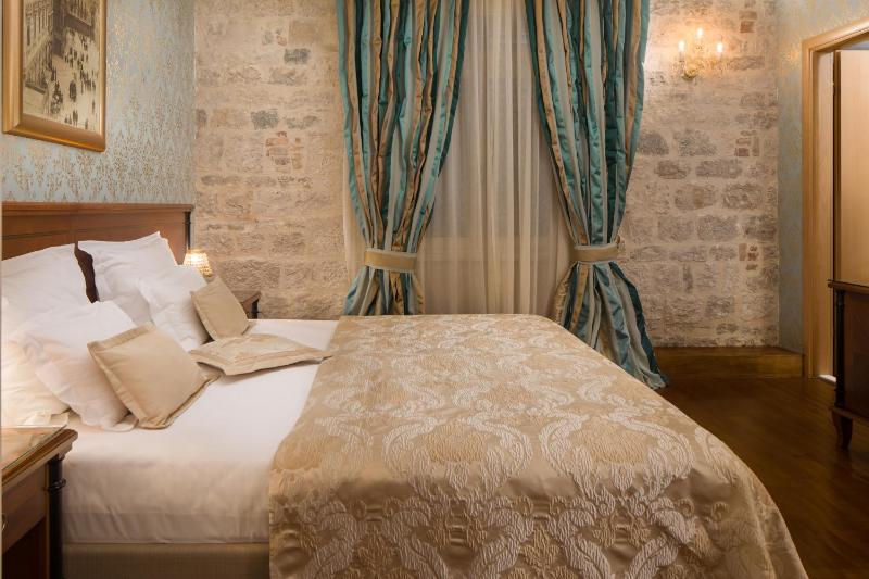 Deluxe Double Room image 1