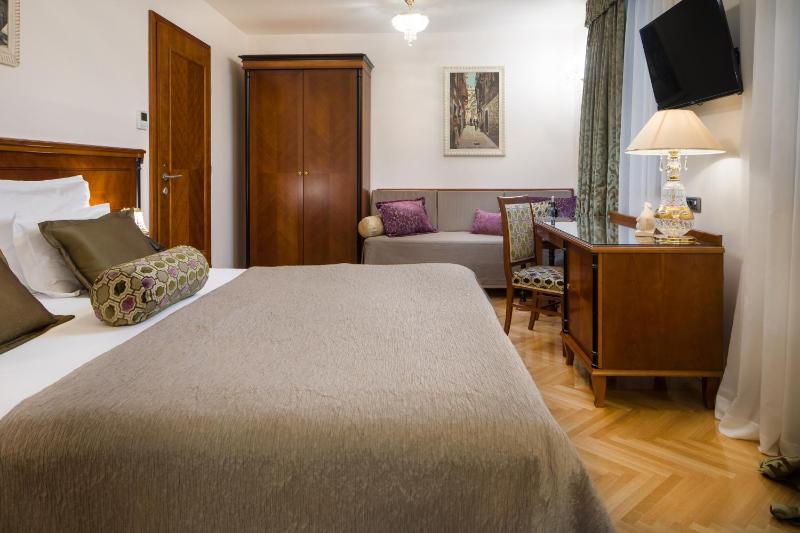 Deluxe Double Room image 3