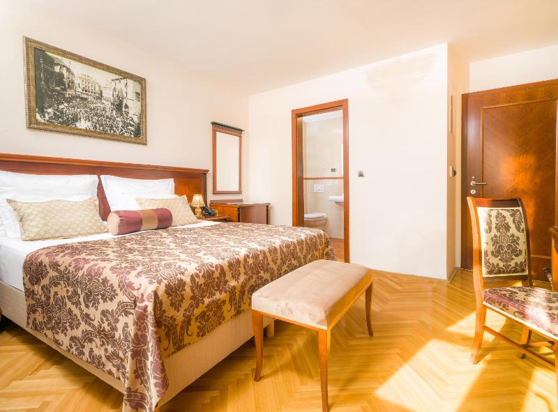 Deluxe Double Room image 4