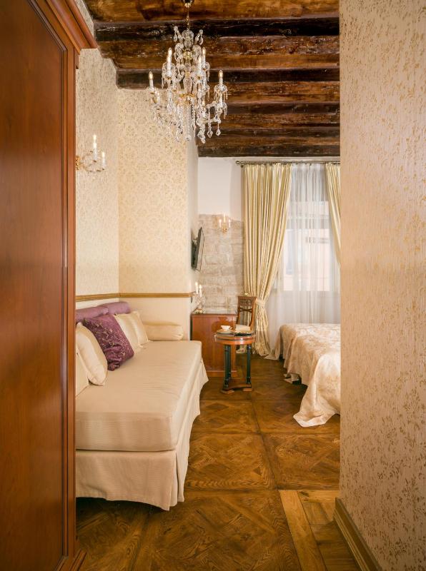 Deluxe Double Room with Old Town View image 4