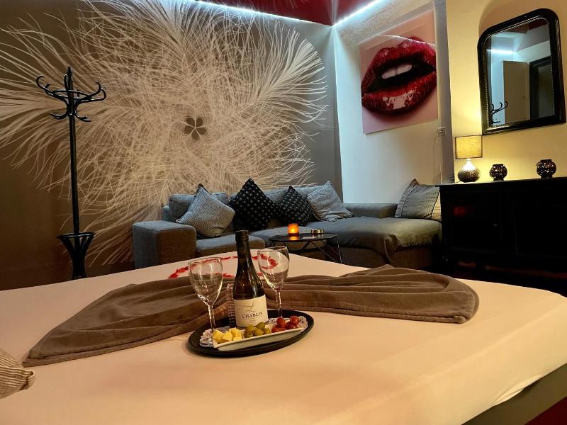 Double Room with Spa Bath image 3