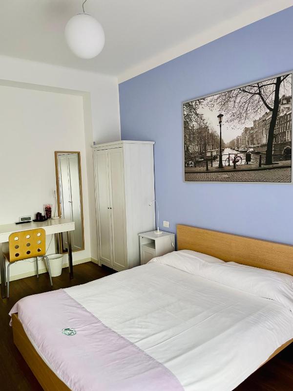 Double Room with Balcony image 3