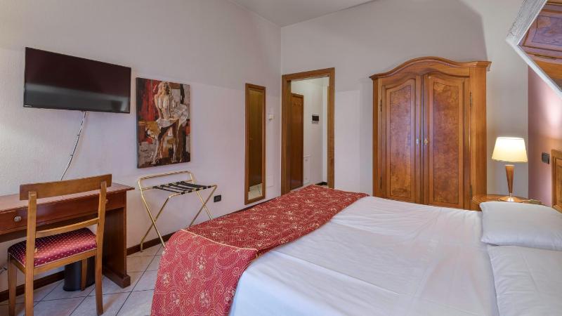 Budget Double Room image 3