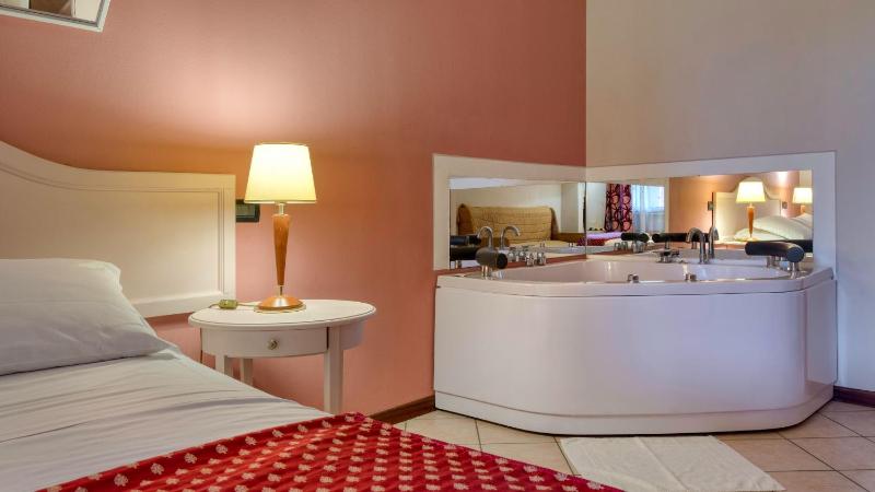 Queen Room with Spa Bath image 1