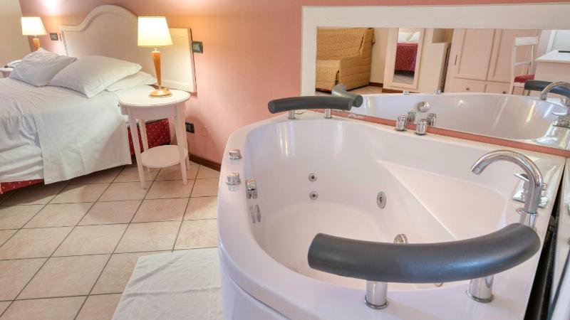 Queen Room with Spa Bath image 4