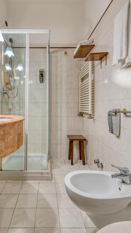 Queen Room with Spa Bath image 3