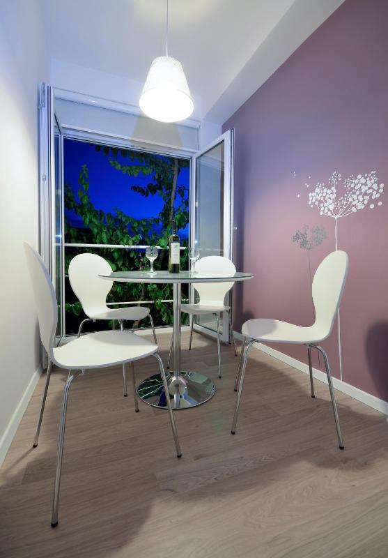One-Bedroom Apartment image 3