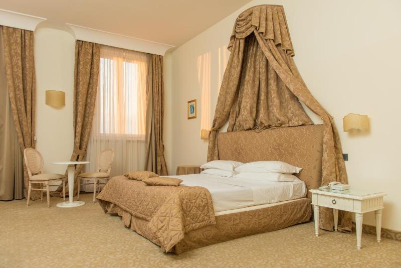 Classic Double or Twin Room image 3